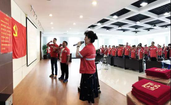 在黨旗下宣誓！